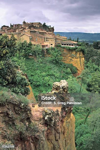 Foto de Roussillon e mais fotos de stock de Aldeia - Aldeia, Amarelo, Antigo