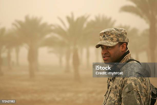 Soldier En Tormenta De Arena Para Ver De La Deformación Foto de stock y más banco de imágenes de Despliegue militar