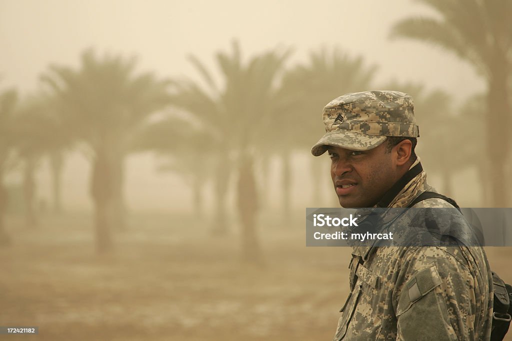 Солдат в Sandstorm что обострило, чтобы увидеть - Стоковые фото Военное развертывание роялти-фри