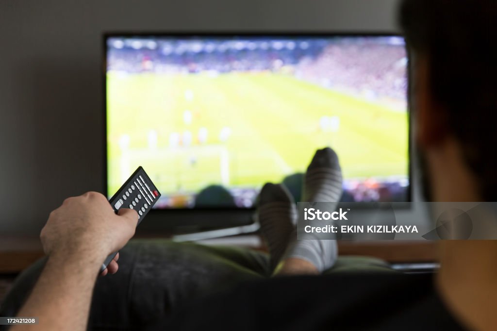 Regarder la télévision - Photo de Regarder attentivement libre de droits