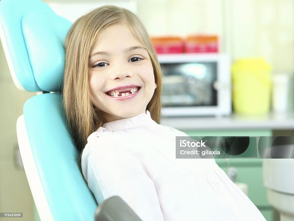 Mignonne petite fille au bureau de dentiste. - Photo de Cabinet dentaire libre de droits