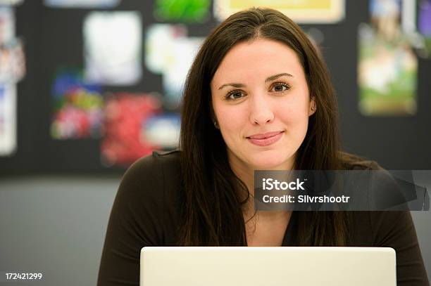 Uśmiechnięta Kobieta W Biurze - zdjęcia stockowe i więcej obrazów Aspiracje - Aspiracje, Biuro, Biznes