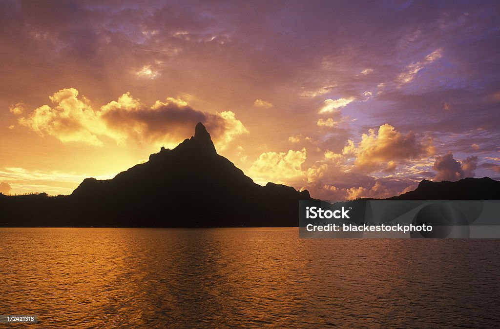 Mt Otemanu o zachodzie słońca w BoraBora, Polinezja Francuska - Zbiór zdjęć royalty-free (Zachód słońca)