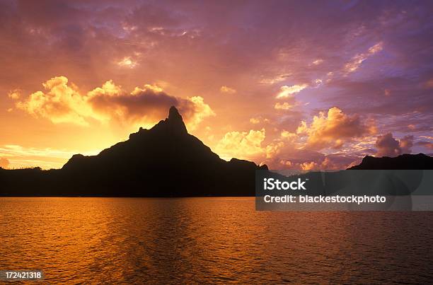 Mt Otemanu O Zachodzie Słońca W Borabora Polinezja Francuska - zdjęcia stockowe i więcej obrazów Zachód słońca
