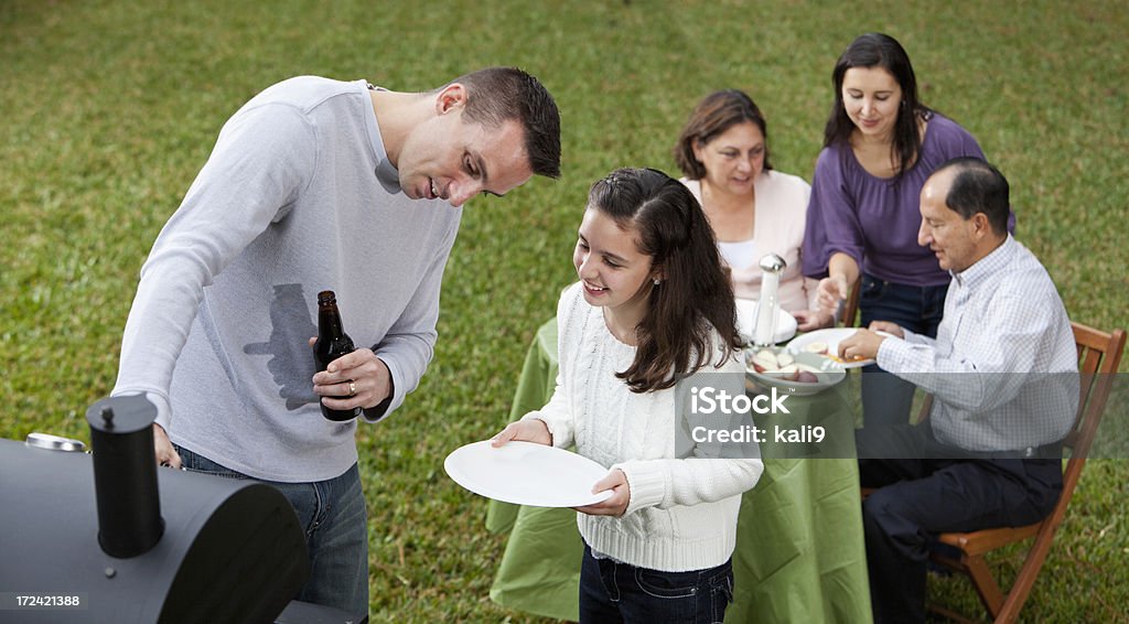 Famiglia ispanica con grigliata - Foto stock royalty-free di Barbecue - Cibo