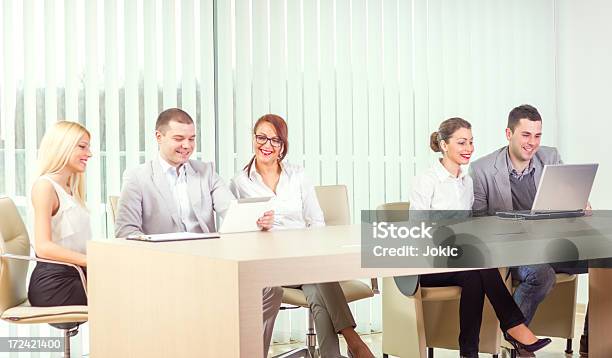 Grupo De Empresarios Tener Una Reunión Foto de stock y más banco de imágenes de Adulto - Adulto, Adulto joven, Alegre