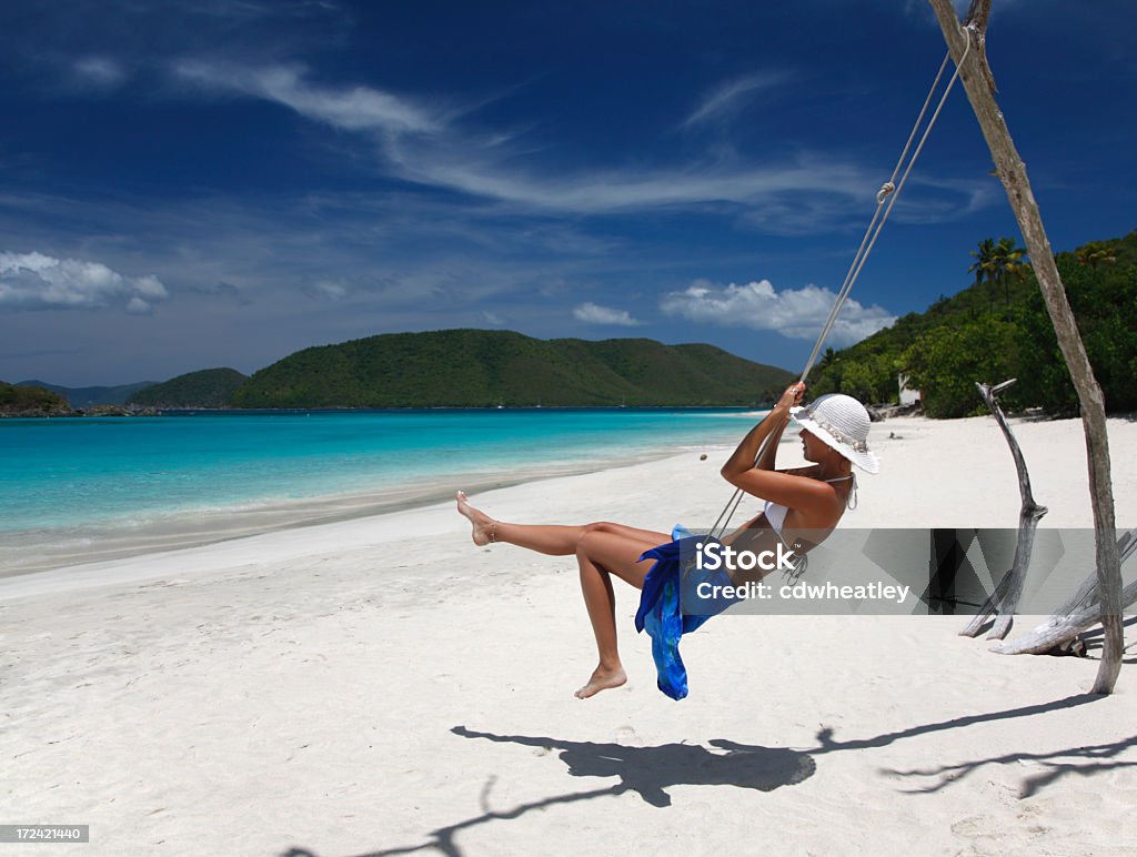 Mulher balançar em uma Praia tropical do Caribe - Royalty-free Adulto Foto de stock