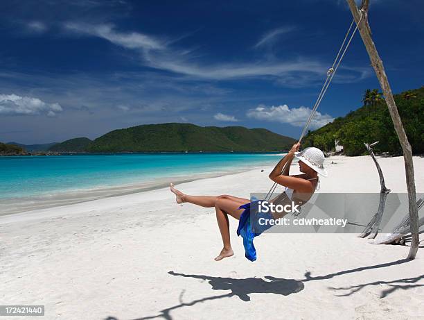 Mulher Balançar Em Uma Praia Tropical Do Caribe - Fotografias de stock e mais imagens de Adulto - Adulto, Apanhar Sol, Areia