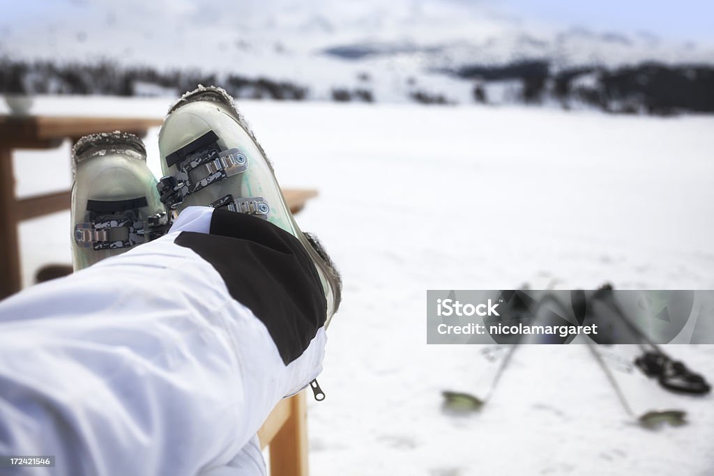 Sciatore con piedi e sci in background - Foto stock royalty-free di Attività dopo-sci