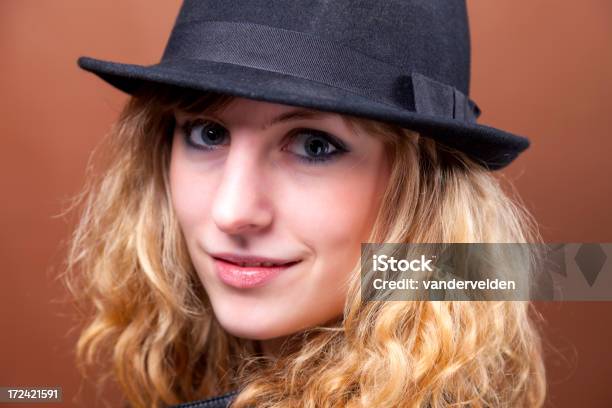 Chica En Un Sombrero Foto de stock y más banco de imágenes de 18-19 años - 18-19 años, Adulto joven, Cara humana