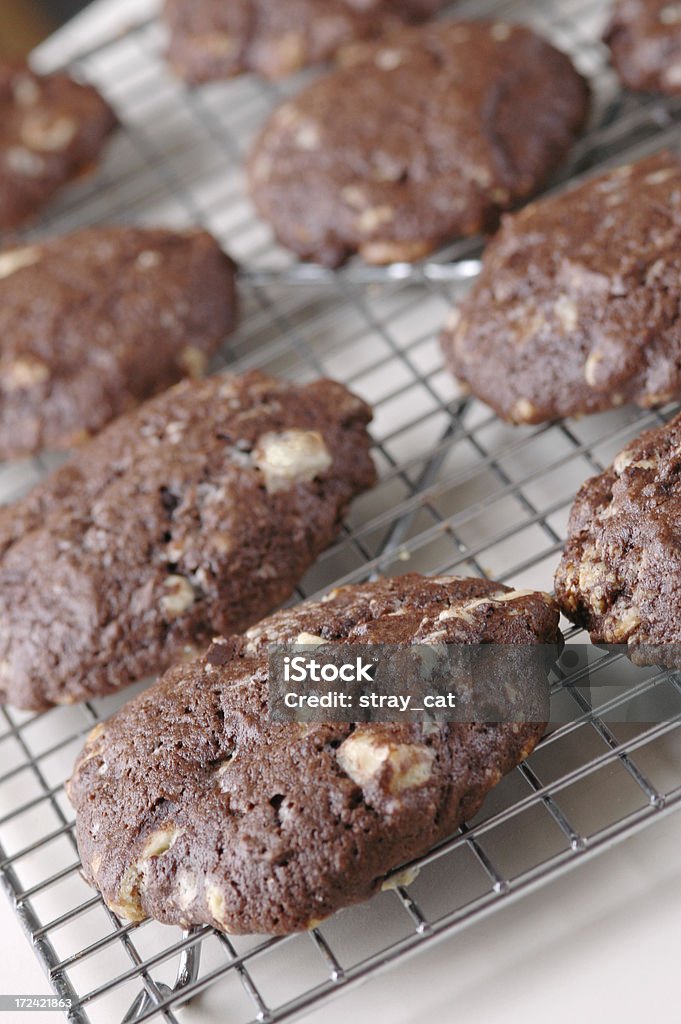 Triplo biscotti al cioccolato di raffreddamento - Foto stock royalty-free di Biscotto secco