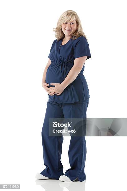 Sonriente Enfermera Embarazada Foto de stock y más banco de imágenes de 20 a 29 años - 20 a 29 años, Abdomen, Abdomen humano