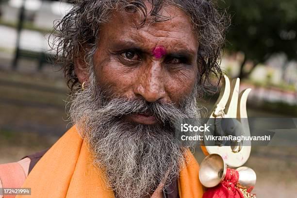 Hindu Um Asiático Indiano Sadhu Brâmane Adultos Machos Pessoas Na Horizontal - Fotografias de stock e mais imagens de 70 anos