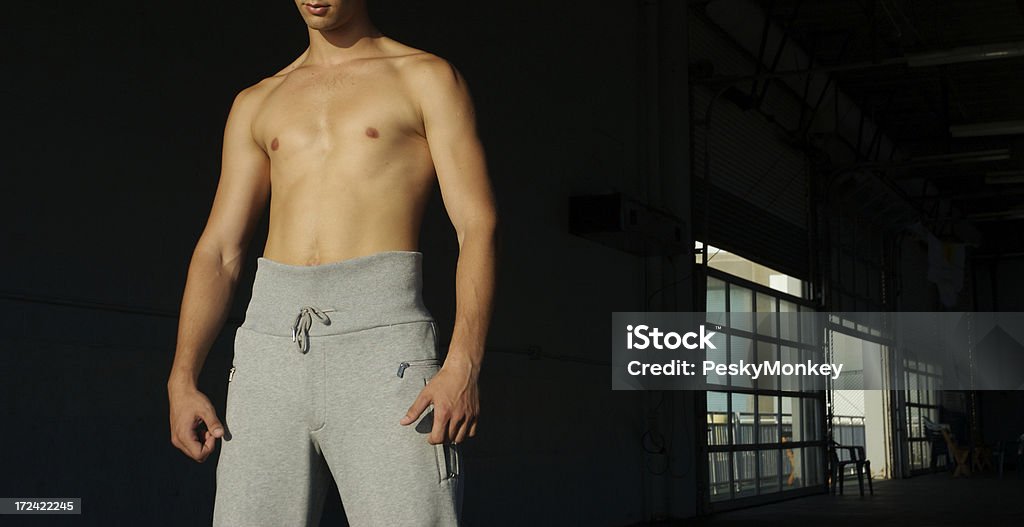 Pantalón gris sin camisa atleta de pista - Foto de stock de Adulto libre de derechos