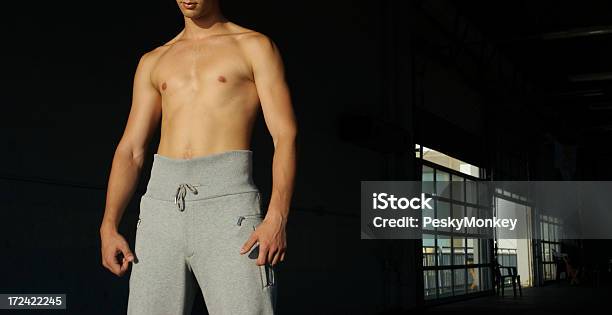 Tronco Nu Atleta Cinzento Track Pants - Fotografias de stock e mais imagens de Adulto - Adulto, Armazém, Atleta
