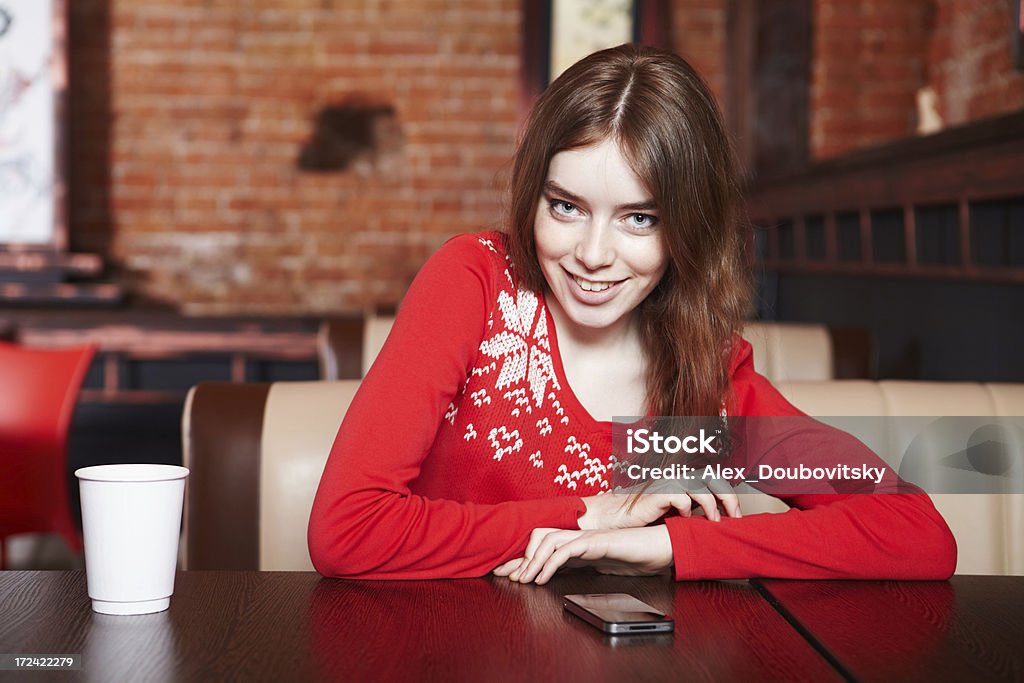 Bella ragazza di bere tè in Café - Foto stock royalty-free di Adolescente