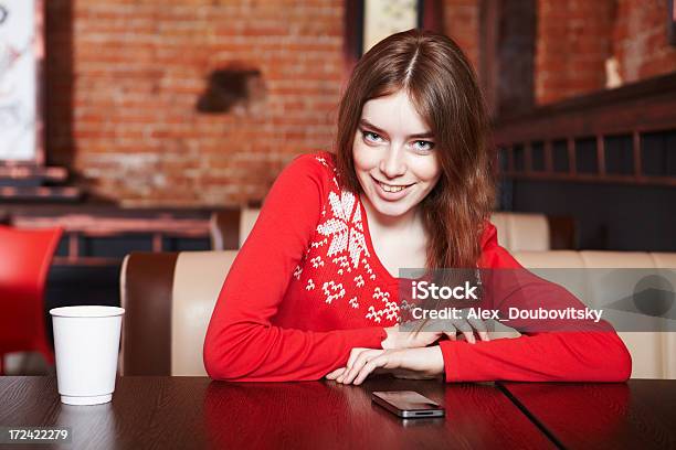 아름다운 소녀 술마시기 차 카페에서 갈색 머리에 대한 스톡 사진 및 기타 이미지 - 갈색 머리, 기대기, 뜨거운 음료