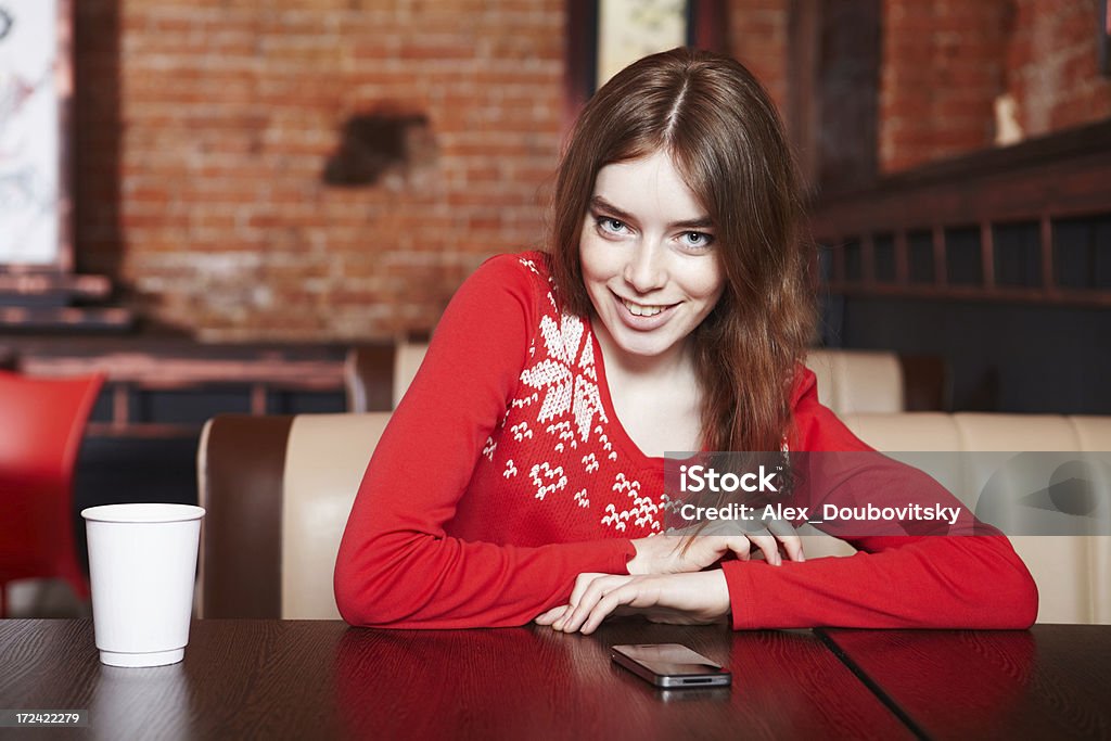 Piękna Dziewczyna picie herbaty w kawiarni - Zbiór zdjęć royalty-free (Brązowe włosy)