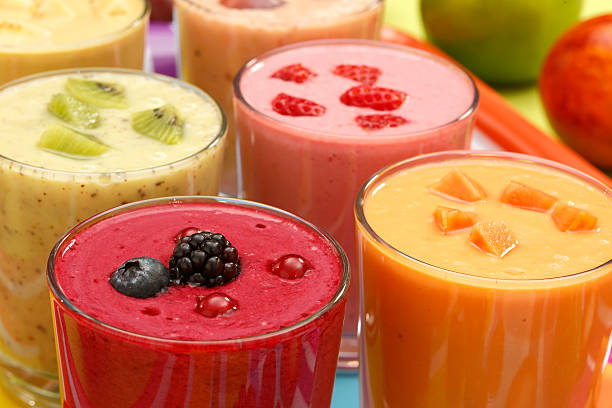 frullati di frutta - smoothie fruit juice healthy eating foto e immagini stock