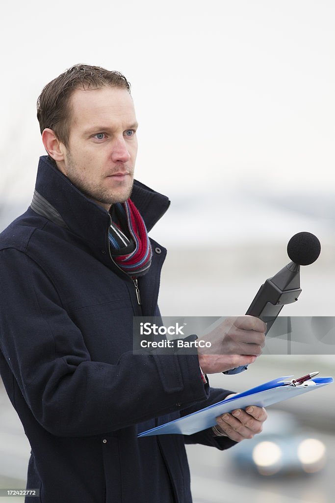 Suono inquinamento, l'uomo vicino all'autostrada - Foto stock royalty-free di Contatore