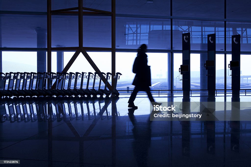 Silhuetas de pessoas no prédio do aeroporto - Foto de stock de Adulto royalty-free