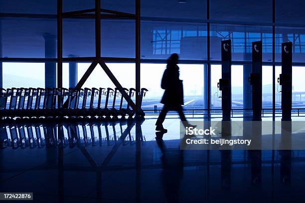 Foto de Silhuetas De Pessoas No Prédio Do Aeroporto e mais fotos de stock de Adulto - Adulto, Aeroporto, Andar