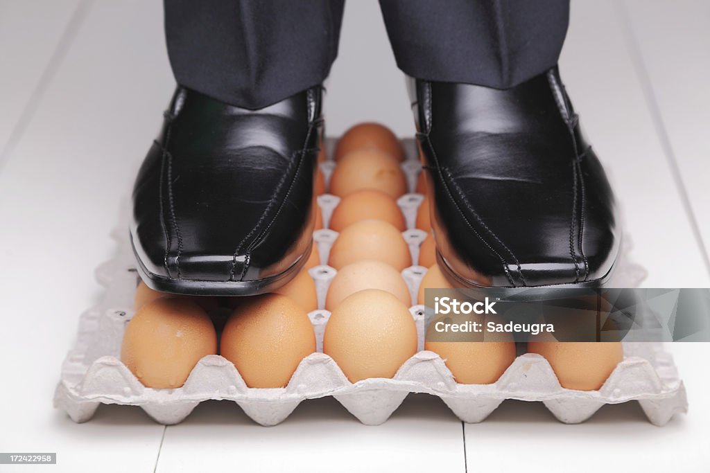 Camminare sulle uova - Foto stock royalty-free di Camminare