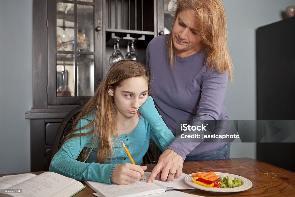 Madre e hija haciendo los deberes infeliz ayuda - Foto de stock de 14-15 años libre de derechos