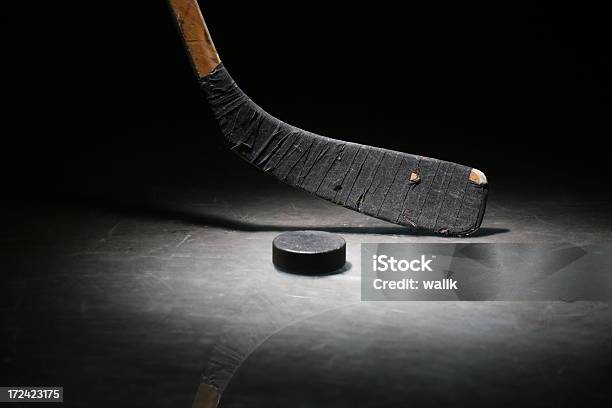 Hockeyschläger Puck Stockfoto und mehr Bilder von Ausrüstung und Geräte - Ausrüstung und Geräte, Eishockey, Eishockey Schläger