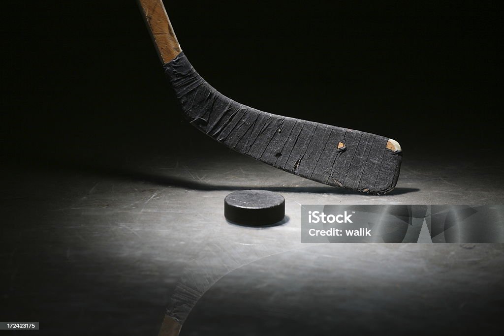 Bastone da Hockey & Puck - Foto stock royalty-free di Attrezzatura