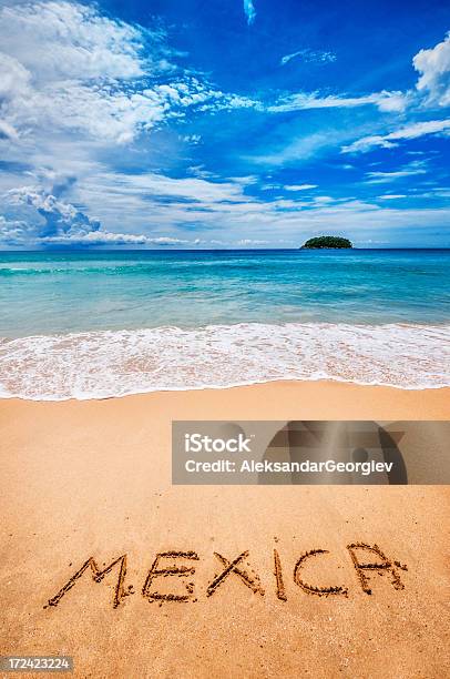 Mexica Escrito En La Arena Foto de stock y más banco de imágenes de Agua - Agua, Aire libre, Amarillo - Color