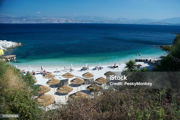 Prywatne Greckie Cove Jasny Śródziemnomorskiej Plaży - zdjęcia stockowe i więcej obrazów Plaża