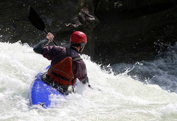 casco rojo - kayaking white water atlanta river nature fotografías e imágenes de stock