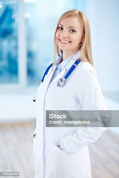 Medical Student Stockfoto und mehr Bilder von 20-24 Jahre - 20-24 Jahre, Arzt, Attraktive Frau