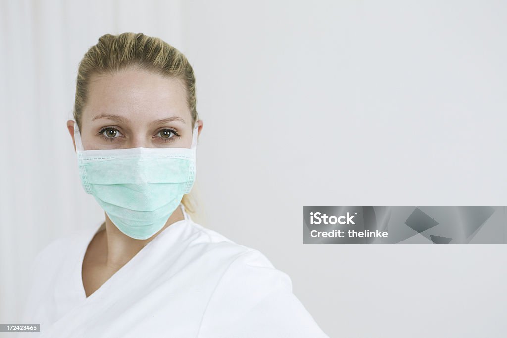 Portrait d'un jeune Infirmière avec Masque de chirurgien - Photo de Infirmière libre de droits