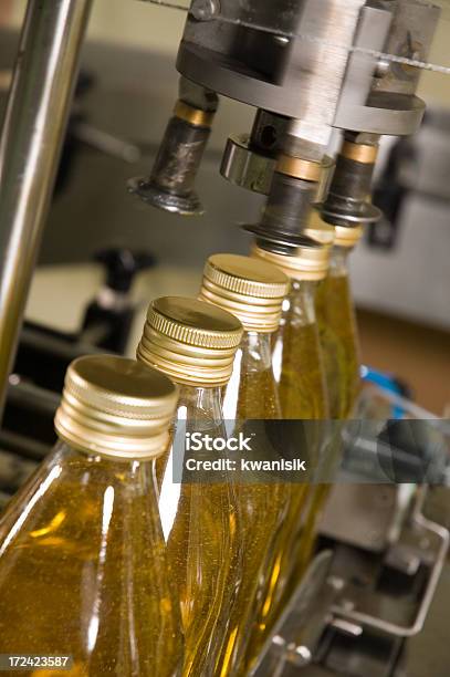 オリーブオイル工場 - オリーブ油のストックフォトや画像を多数ご用意 - オリーブ油, 並んでいる, 工場
