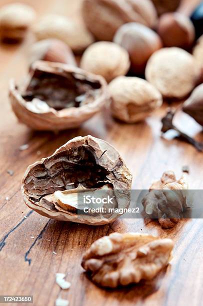 Nogal Agrietado Foto de stock y más banco de imágenes de Alimento - Alimento, Almendra, Avellana