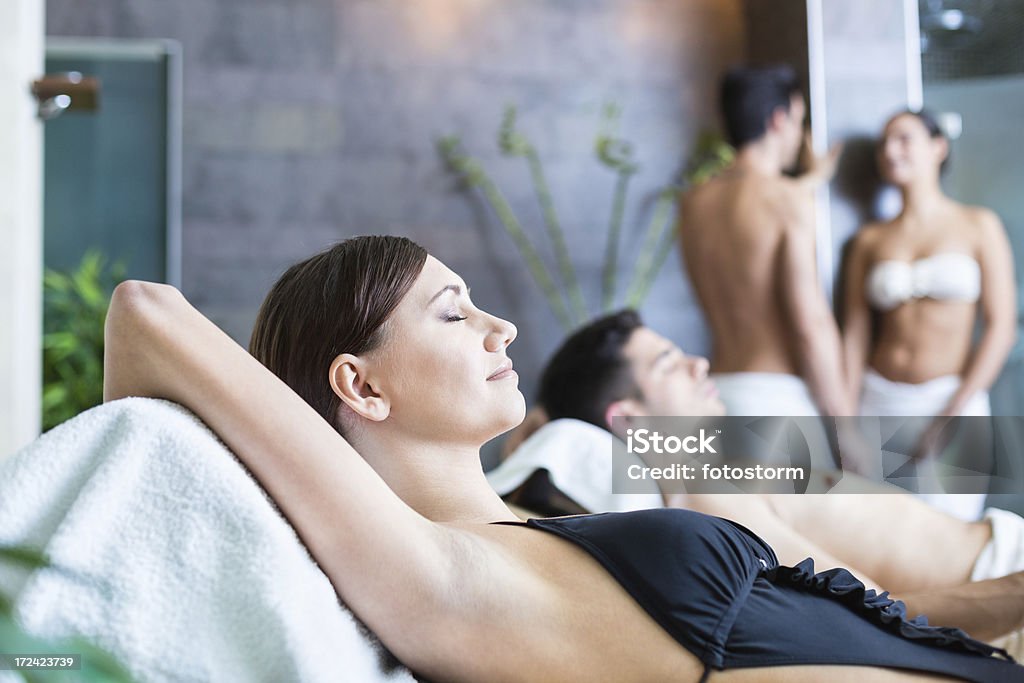 Relax nel centro benessere - Foto stock royalty-free di Adulto