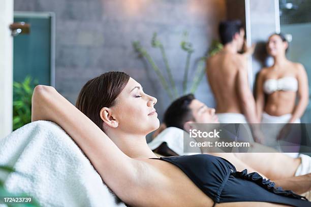 Relax Nel Centro Benessere - Fotografie stock e altre immagini di Adulto - Adulto, Allegro, Ambientazione interna