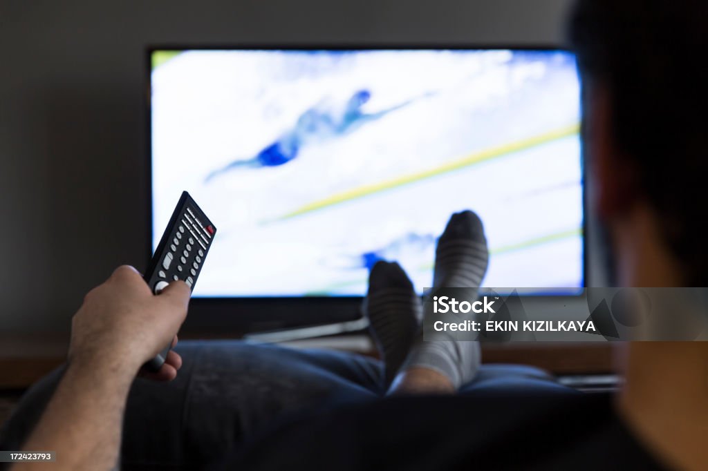 Mirar la televisión - Foto de stock de Hacer zapping libre de derechos