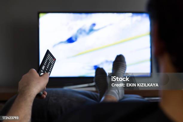 Mirar La Televisión Foto de stock y más banco de imágenes de Hacer zapping - Hacer zapping, Patatas fritas de churrería, Acostado