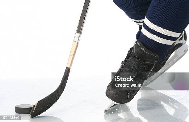 Hockey Player - zdjęcia stockowe i więcej obrazów Krążek do hokeja - Krążek do hokeja, Łyżwa figurowa, Białe tło