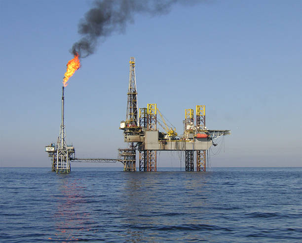 piattaforma petrolifera - oil rig oil sea mining foto e immagini stock