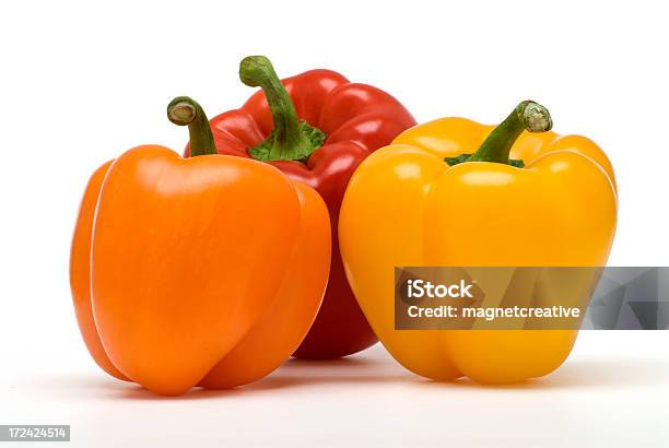 Trio De Pimentos Doces Ou Pimentões - Fotografias de stock e mais imagens de Alimentação Saudável - Alimentação Saudável, Almoço, Amarelo