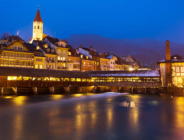 thun город в ночь, центральная и швейцарии. - lake thun switzerland night lake стоковые фото и изображения