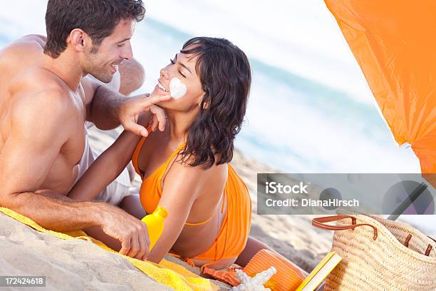 Desenho De Sol Casal Com Creme - Fotografias de stock e mais imagens de Adulto - Adulto, Alegria, Ao Ar Livre