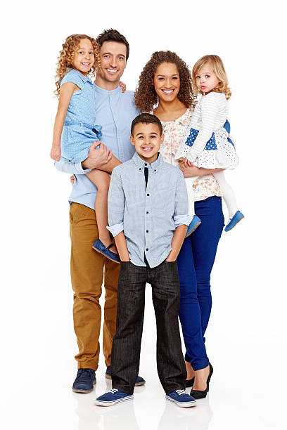 glückliche eltern mit ihren kindern stehen zusammen auf weiß - vertikal fotos stock-fotos und bilder