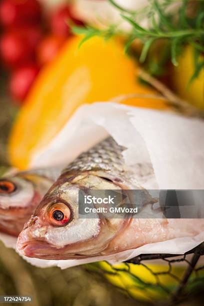 Peixe E Produtos Hortícolas Frescos E Orgânicos No Mercado - Fotografias de stock e mais imagens de Alecrim