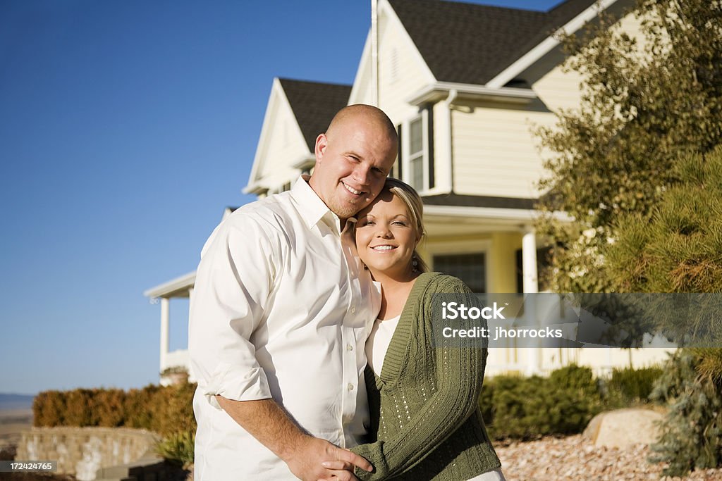 Giovane coppia a casa americana - Foto stock royalty-free di Abbigliamento casual
