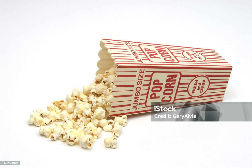 Попкорн Проливать с красный и белый Попкорн box, изолированные на белом - Стоковые фото Попкорн роялти-фри